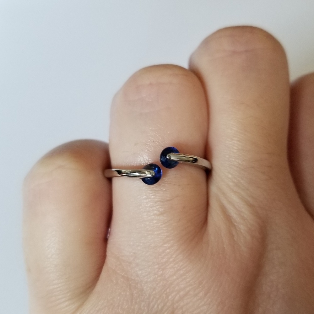 Delicate 18k Ring - Picture 6 of 7